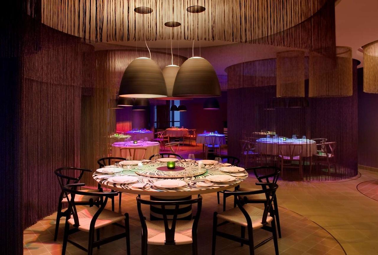 Symphony Style Hotel Kuwait Salmiya Ресторант снимка The interior of the restaurant