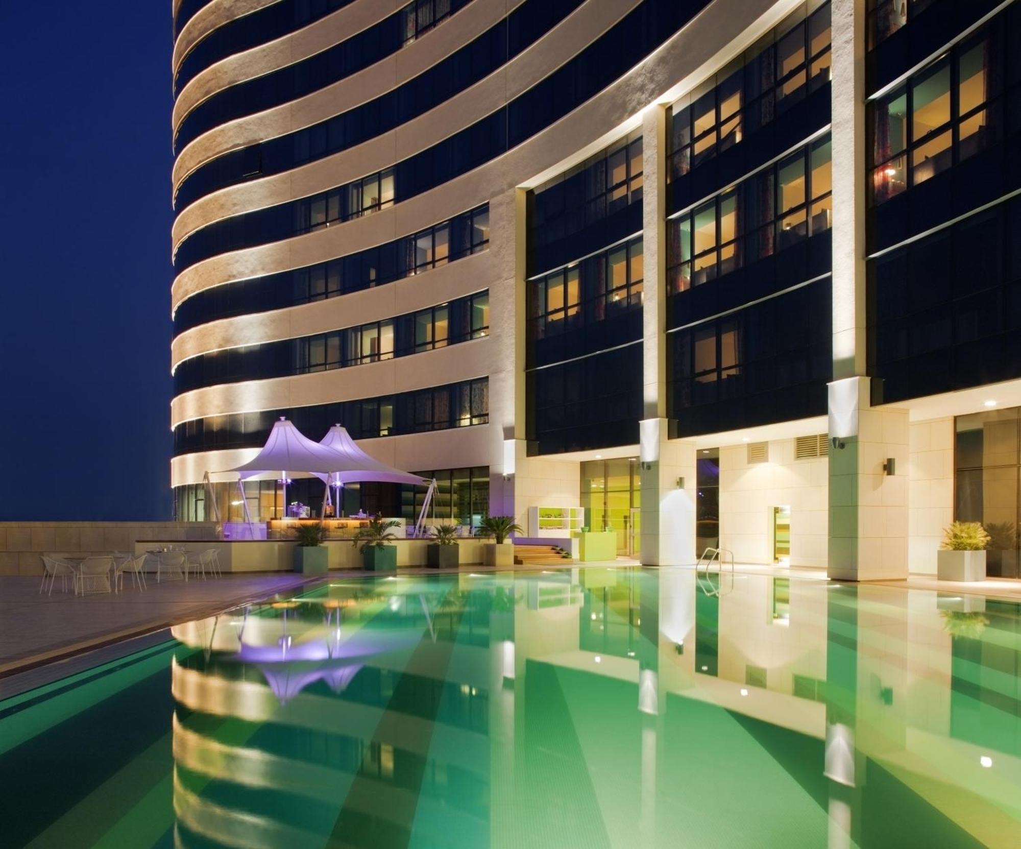 Symphony Style Hotel Kuwait Salmiya Екстериор снимка The swimming pool at the hotel