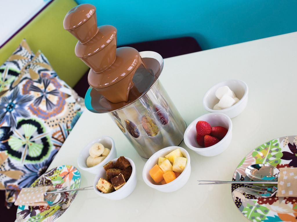 Symphony Style Hotel Kuwait Salmiya Екстериор снимка A chocolate fountain