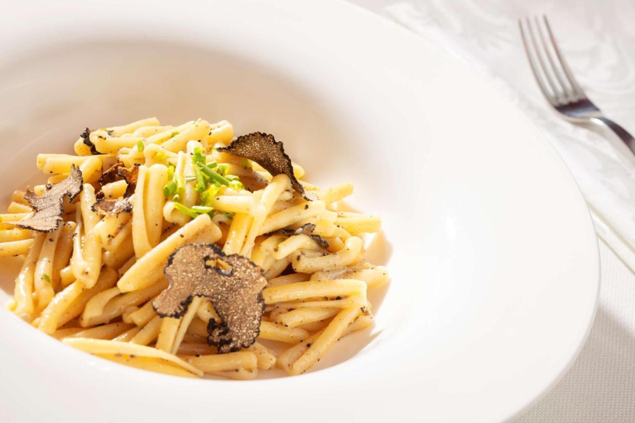Symphony Style Hotel Kuwait Salmiya Екстериор снимка Tagliolini with black truffle