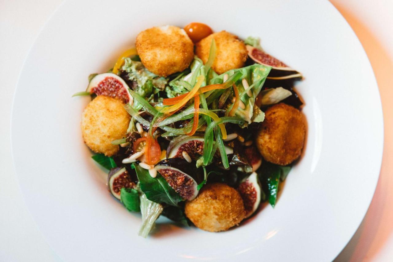 Symphony Style Hotel Kuwait Salmiya Екстериор снимка A salad with figs and goat's cheese
