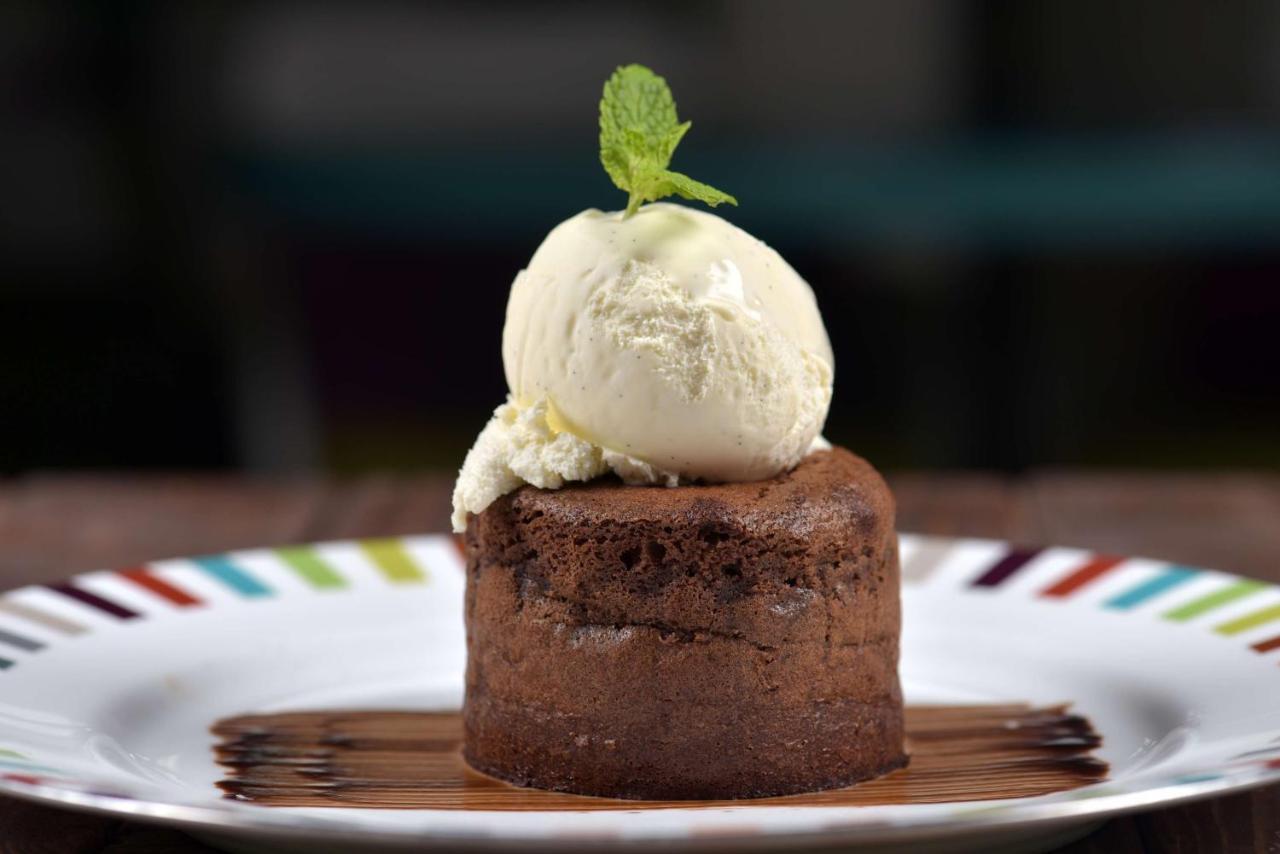 Symphony Style Hotel Kuwait Salmiya Екстериор снимка A chocolate lava cake with ice cream